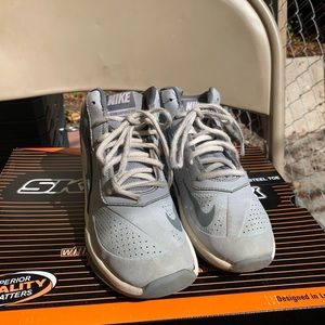 Nike team hustle d7 kids shoes size 2.5y